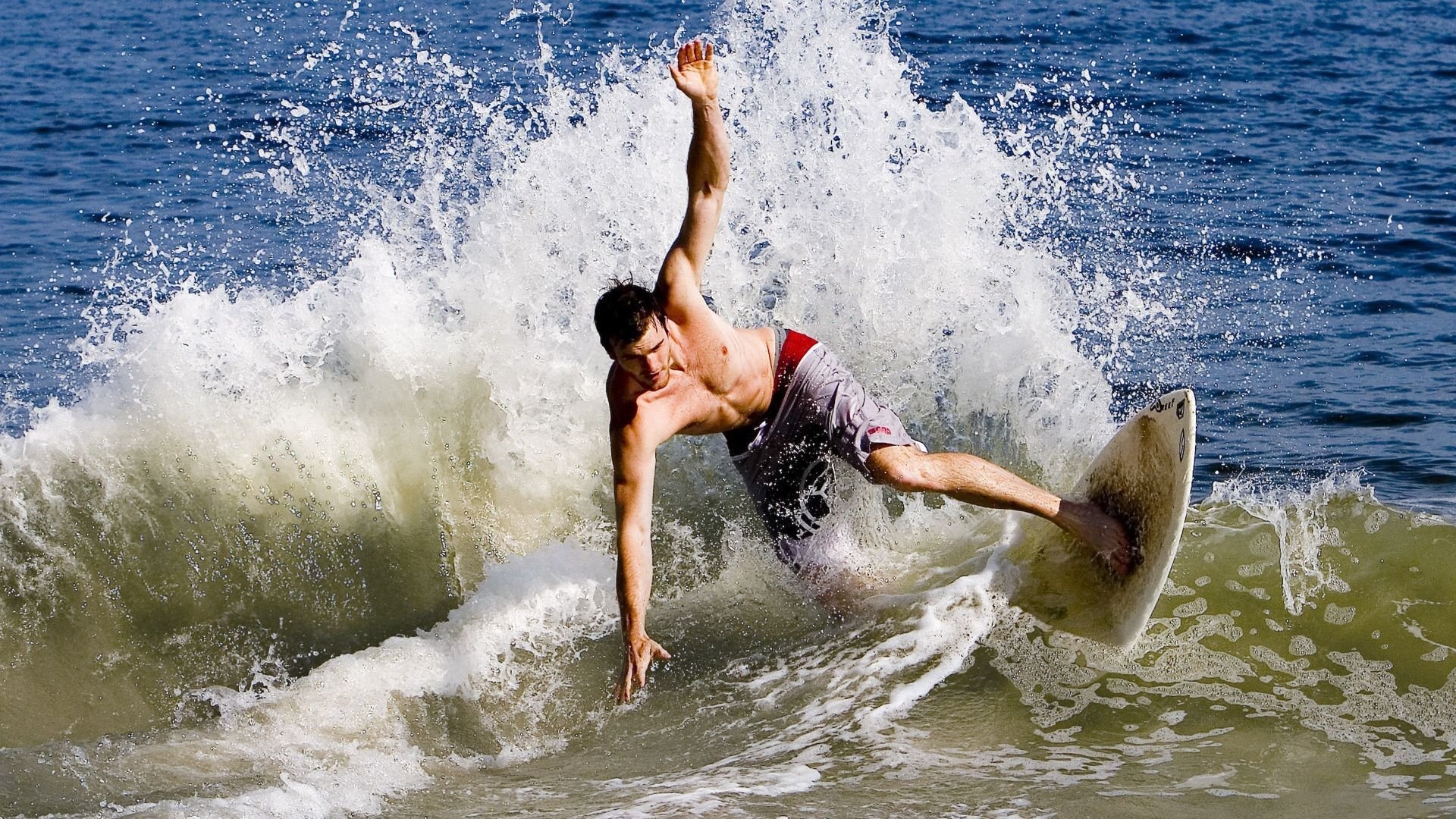 乐鱼体育下载-女子蝶泳选手突破自我，瞄准半决赛，女子蝶泳100决赛